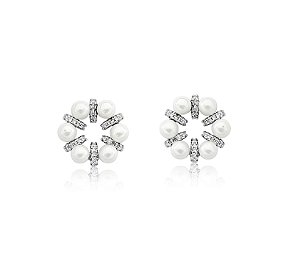 BRINCO DE PÉROLA REDONDO VAZADO COM DETALHES CRAVEJADOS BANHADO A RÓDIO