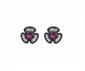 BRINCO FLOR MIOLO ROSA COM BAGUETES LATERAIS BANHADO A RÓDIO NEGRO