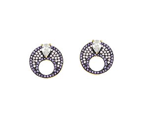 BRINCO REDONDO COM CRAVAÇÃO TANZANITA E GOTA CRISTAL BANHADO A OURO