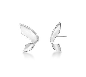 BRINCO CURVO COM CRAVAÇÃO LATERAL BANHADO A RÓDIO BRANCO