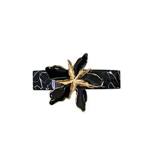 PRESILHA LÍRIO PRETO ESMALTADO