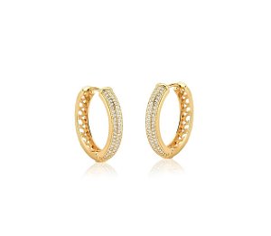 ARGOLA MÉDIA ESTREITA COM CRAVAÇÃO FRONTAL BANHADO A OURO