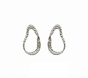 BRINCO ORGÂNICO VAZADO BANHADO A RÓDIO BRANCO