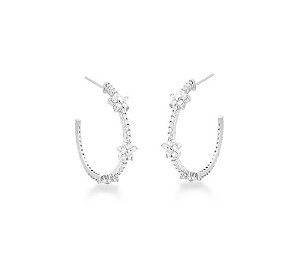 MEIA ARGOLA CRAVEJADA COM FLORES CRISTAIS BANHADA A RÓDIO BRANCO