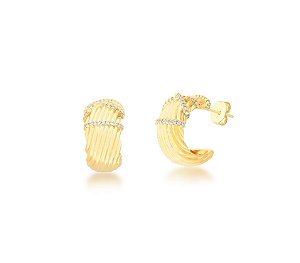 MEIA ARGOLA LARGA COM CRAVAÇÃO ENTRELAÇADA BANHADA A OURO