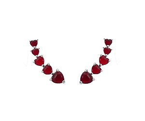 BRINCO EARCUFF CORAÇÕES RUBI BANHADO A RÓDIO BRANCO