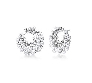 BRINCO CURVO COM CRAVAÇÃO DE ZIRCÔNIAS E PÉROLAS BANHADO A RÓDIO BRANCO