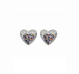 BRINCO CORAÇÃO COM CRAVAÇÃO COLORIDA BANHADO A RÓDIO BRANCO