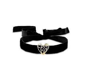 CHOKER EM CAMURÇA COM PINGENTE DE CORAÇÃO VAZADO BANHADO A OURO