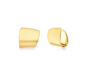 BRINCO CURVO LISO BANHADO A OURO ACETINADO