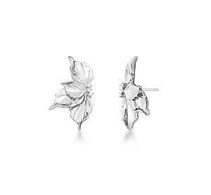 BRINCO MEIA FLOR LISA COM PONTOS DE ZIRCÔNIA BANHADO A RÓDIO BRANCO