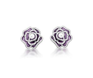 BRINCO FLOR LILÁS COM PÉROLA CENTRAL BANHADO A RÓDIO BRANCO