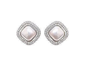 BRINCO DE PÉROLA QUADRADO COM CRAVAÇÃO LATERAL BANHADO A RÓDIO BRANCO