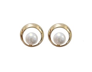 BRINCO REDONDO LISO VAZADO COM PÉROLA CENTRAL BANHADO A OURO