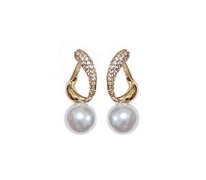 BRINCO REDONDO LISO VAZADO COM PÉROLA CENTRAL BANHADO A OURO