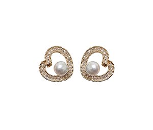 BRINCO CORAÇÃO VAZADO COM PÉROLA BANHADO A OURO