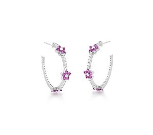 MEIA ARGOLA CRAVEJADA COM FLORES SAFIRA ROSA BANHADA A RÓDIO BRANCO