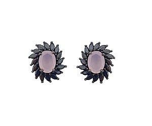 BRINCO OVAL ROSA LEITOSO COM CRAVAÇÃO LATERAL BANHADO A RÓDIO NEGRO