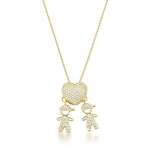 Colar Coração com Dois Meninos Cravejados Banhado a Ouro