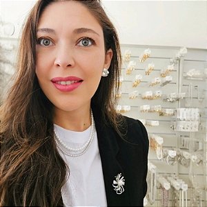 Broche Flor Cravejada com Pérola Shell Banhado a Ródio Branco