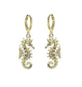 Argola Cavalo Marinho Com Cravação Colorida Banhada a Ouro