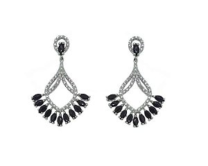 BRINCO PÊNDULO COM CRAVAÇÃO NEGRA BANHADO A RÓDIO BRANCO