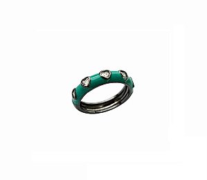 ANEL ESMALTADO VERDE COM CORAÇÕES CRAVEJADOS BANHADA A RÓDIO NEGRO