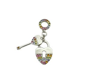 PINGENTE AVULSO CORAÇÃO COM CHAVE COM CRAVAÇÃO COLORIDA BANHADO A RÓDIO BRANCO