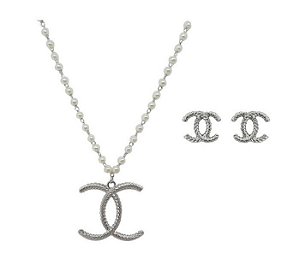 CONJUNTO DE BRINCOS E COLAR EM PÉROLAS BANHADO A RÓDIO