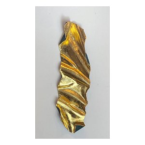 Escultura revestida em folhas metálicas de ouro e laca pela artista Daniela Hermes - Medida 0,35x1,35