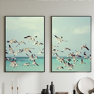 Conjunto de 2 Quadros Decorativos Pássaros voando em alto mar.