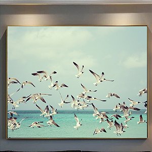 Quadro Decorativo pássaros voando em alto mar.