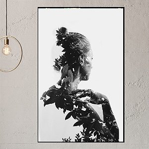 Quadro Decorativo Mulher com detalhes preto e branco.
