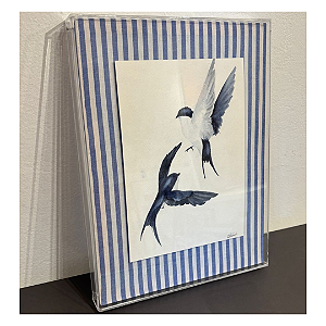 Quadro Acrílico Decorativo Pássaro. Medida 42x32 imagem flutuante, fundo em tecido.