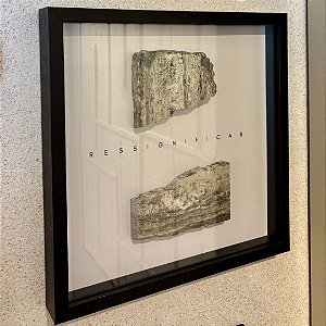 Quadro decorativo Coleção Travertinos pelo Mundo. Medida 30x30cm moldura madeira preta, vidro incolor e espaçador.