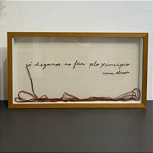 Quadro Decorativo Bordado 40x25, com moldura madeira freijó, vidro incolor e espaçador.