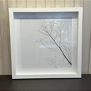 Quadro Decorativo Galhos delicados - 35x35 com moldura madeira branca, espaçador e vidro incolor.