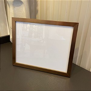 Porta Retrato com moldura dourado, vidro incolor Alto padrão. Medida 22x27cm - Fotos não inclusas