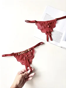 CALCINHA KISS - ME ABERTA ENTRE AS PERNAS PERSONALIZÁVEL ATÉ 8 LETRAS COR VERMELHA ( LETRAS INCLUSAS)
