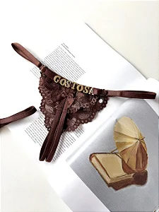 CALCINHA KISS - ME ABERTA ENTRE AS PERNAS PERSONALIZÁVEL ATÉ 8 LETRAS COR CAPPUCCINO ( LETRAS INCLUSAS )
