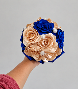Buquê Rosas Colombianas Azul Royal e Champanhe