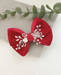 Laço vermelho com perólas e flores