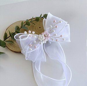 Laço branco em tecido com pedraria e flores