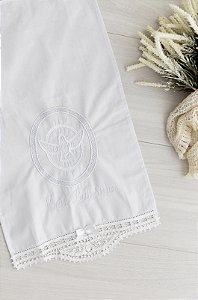 Toalha para Batizado bordada com Espírito Santo com raios - com barrado em renda renascença