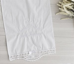 Toalha bordada Meu Batizado com ramos e flores - com renda renascença
