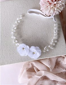 Tiara Cristal com flores em tecido branca