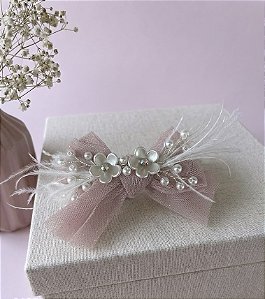 Laço Rosê com flores e pérolas - bico de pato encapado