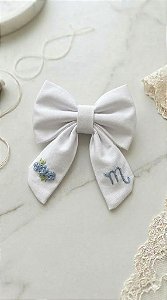 Laço branco bordado - Flores para Maria