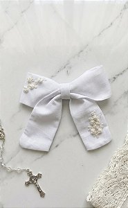 Laço branco bordado com rosas brancas e pérolas