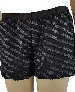 Short feminino detalhado em couro preto